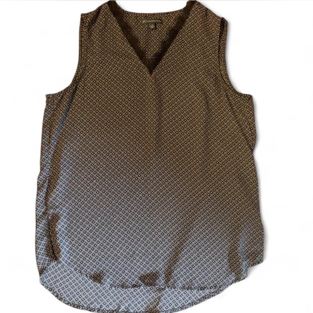 Sleeveless Black and White Patterned Top